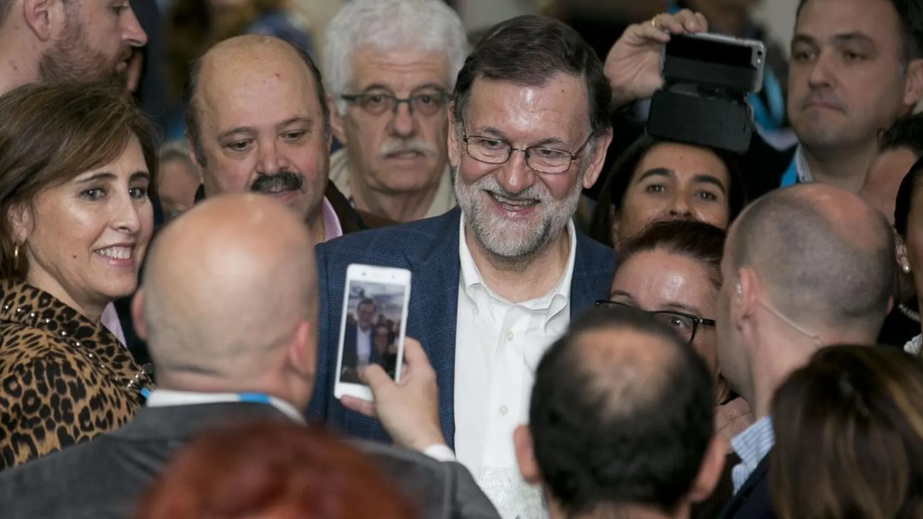 Rajoy, ayer se hace una foto con un grupo de simpatizantes en Canarias hasta donde se desplazó para un acto del PP