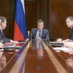 El primer ministro ruso, Dmitri Medvedev, con varios colaboradores