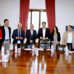 Los representantes del PSOE y Cs, durante el acto de firma del acuerdo presupuestario para el año que viene en el Parlamento de Andalucía