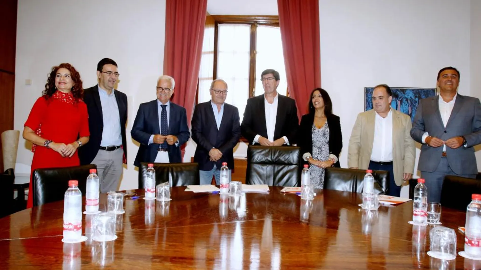 Los representantes del PSOE y Cs, durante el acto de firma del acuerdo presupuestario para el año que viene en el Parlamento de Andalucía