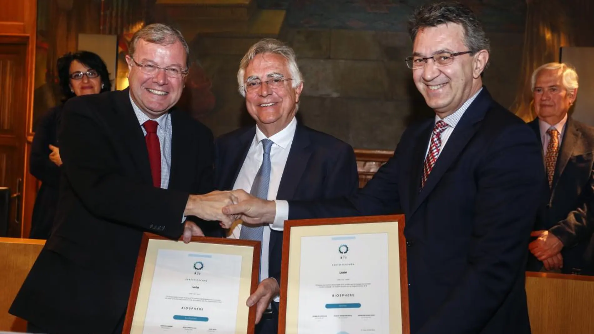El presidente de la Diputación de León, Juan Martínez Majo, recibe el Certificado «Biosphere Destination» otorgado por la Unesco a la provincia, acompañado por el alcalde Antonio Silván y Tomás de Azcárate