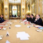 François Hollande (3º dcha), acompañado por Manuel Valls (4º dcha), y por el ministro de Interior, Bernard Cazeneuve (2º dcha), preside una reunión con los responsables de las principales religiones del país, en el Palacio del Elíseo en París