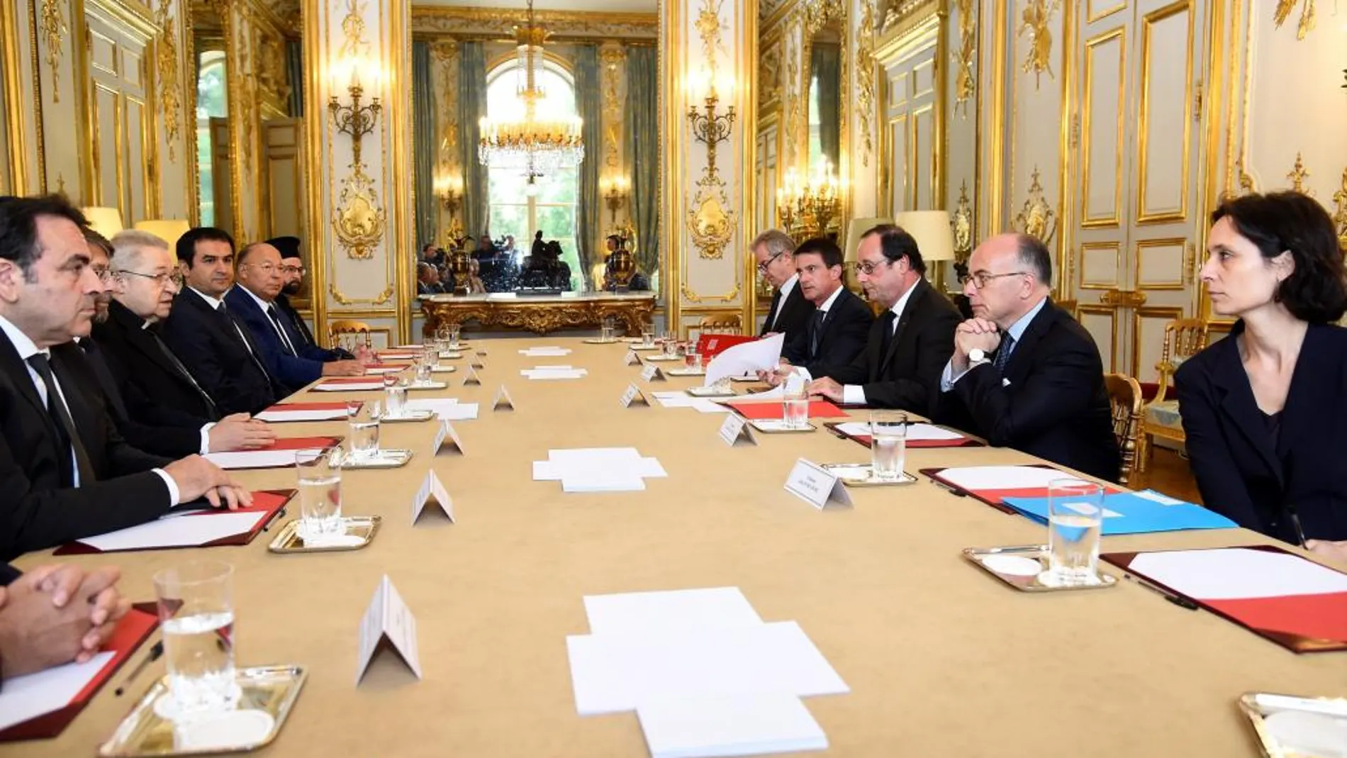 François Hollande (3º dcha), acompañado por Manuel Valls (4º dcha), y por el ministro de Interior, Bernard Cazeneuve (2º dcha), preside una reunión con los responsables de las principales religiones del país, en el Palacio del Elíseo en París