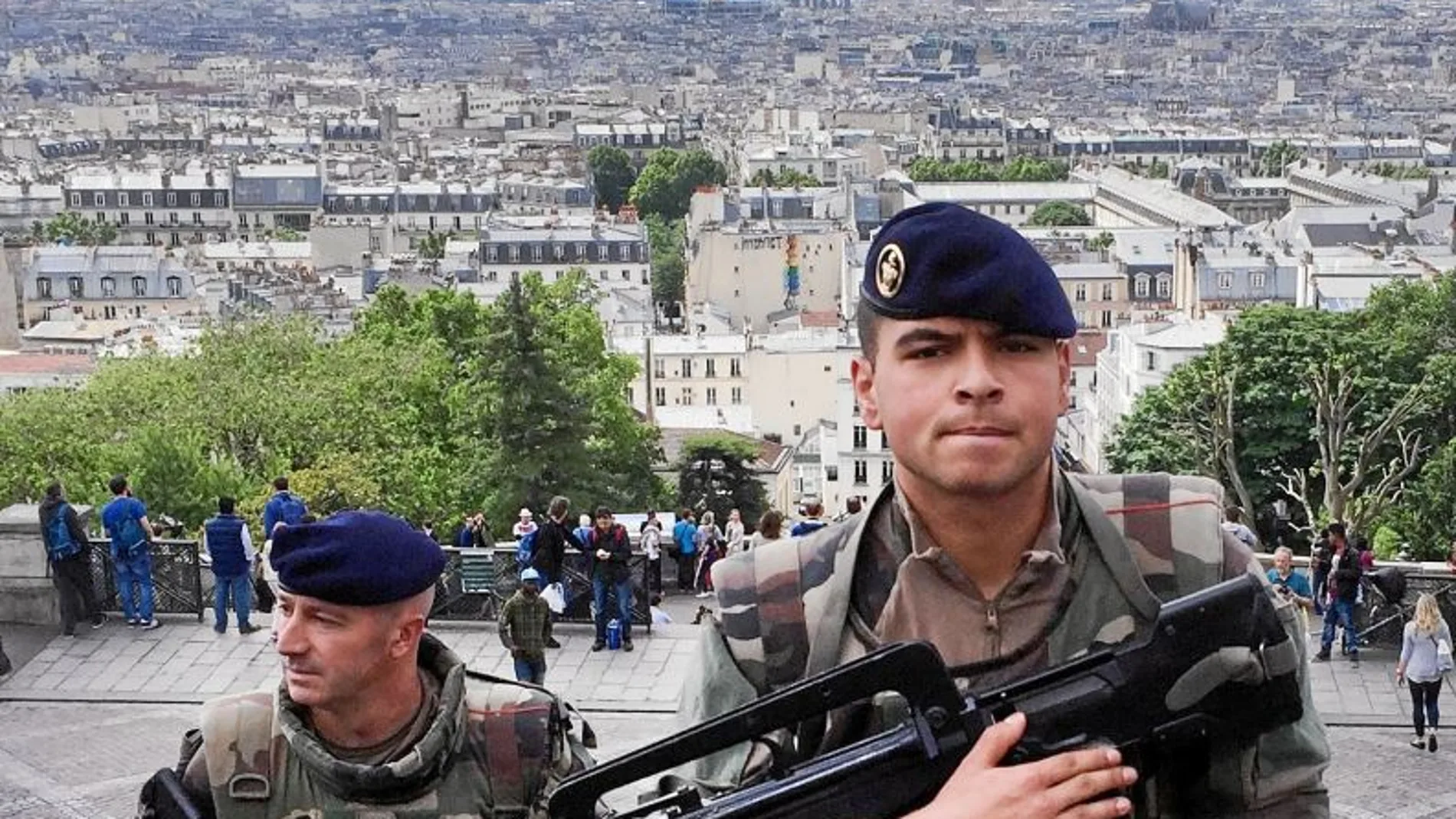 Efectivos del Ejército galo patrullan las calles de París