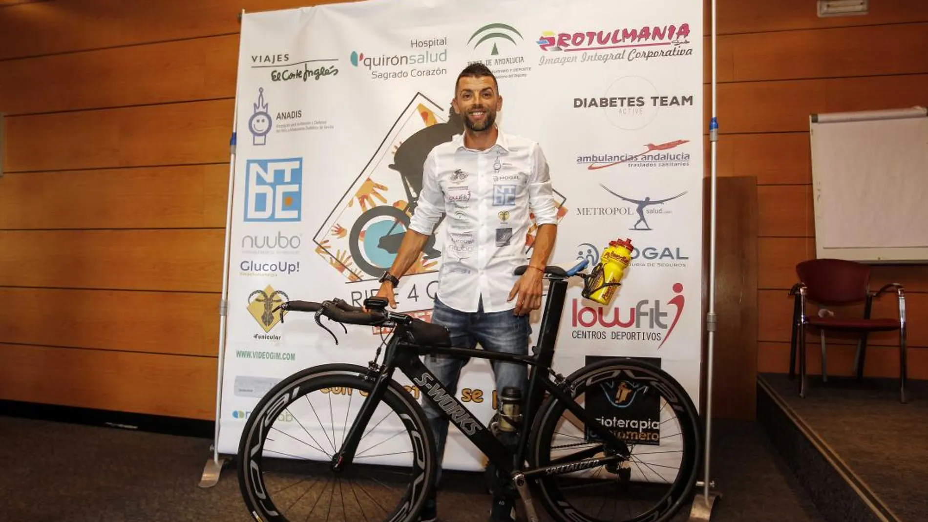 José Antonio Fernández «Nene» posa con su bicicleta (Foto: Manuel Olmedo)