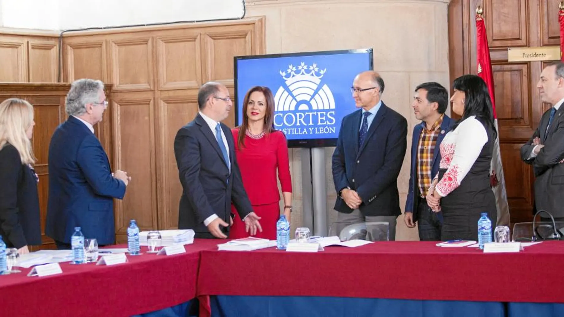 Silvia Clemente preside en el Palacio de los Condes de Gómara de Soria la reunión de la Mesa de las Cortes