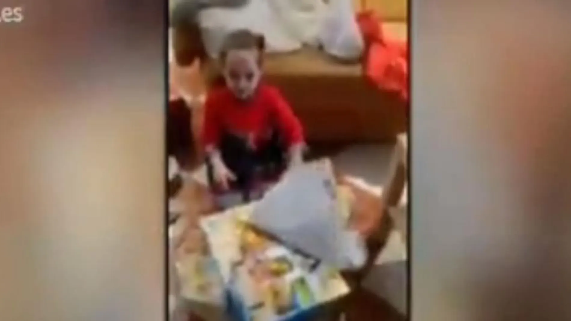 «Mierda, mierda, mierda», la reacción de una niña ante un regalo de Reyes que se ha hecho viral