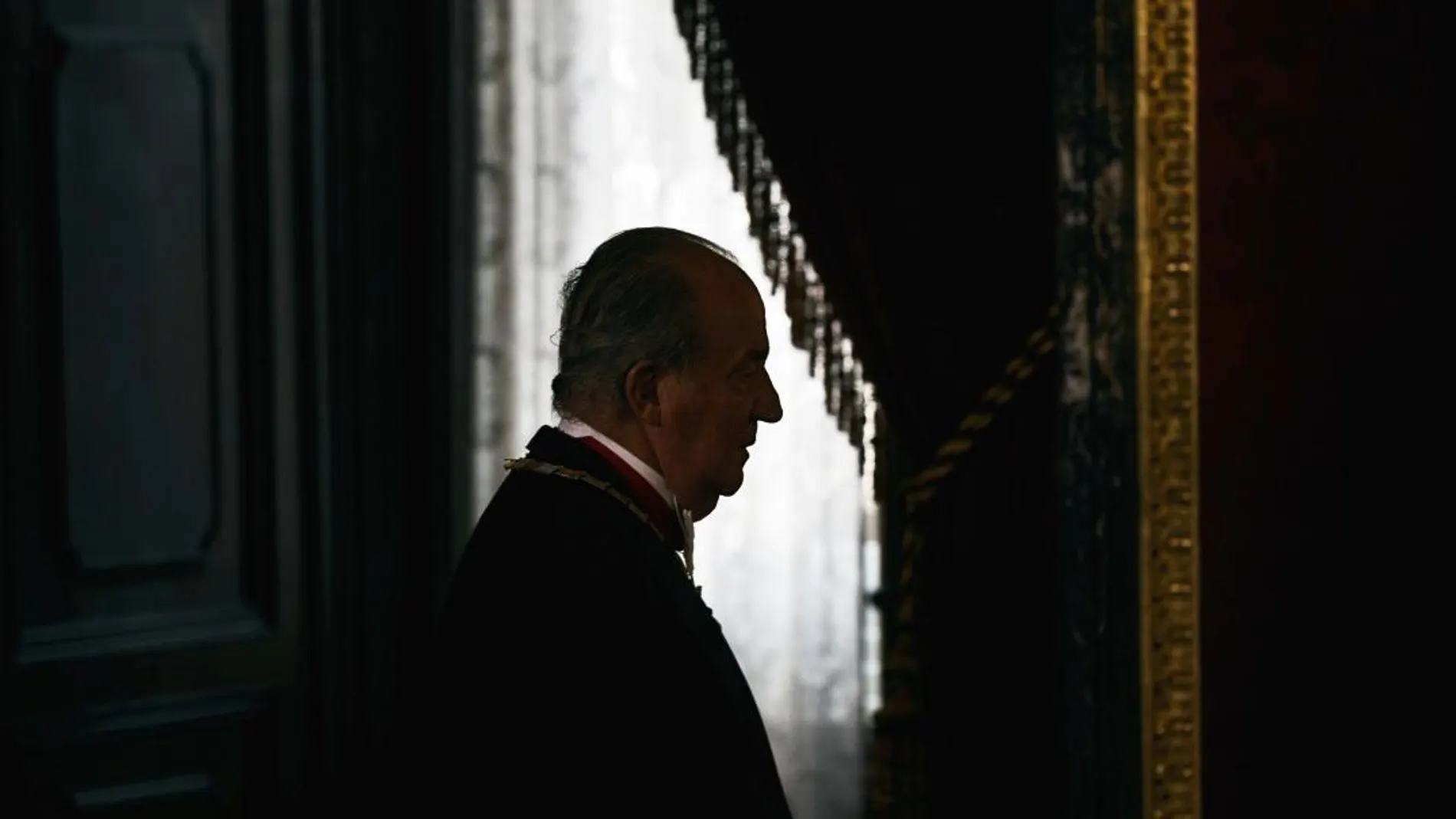 Don Juan Carlos, en el interior del Palacio Real, donde tiene actualmente su despacho, antes de la cena de gala en honor al presidente de México, Enrique Peña Nieto, en visita de Estado en 2014