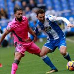 El delantero del Deportivo Adrián López, pelea un balón con el delantero del Levante Ivi, durante el partido correspondiente a la vigésima primera jornada de LaLiga Santander en el estadio de Riazor