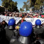 Estudiantes se manifiestan contra Abdelaziz Buteflika por su intención de presentarse de nuevo a la reelección en Argelia. REUTERS/Ramzi Boudina
