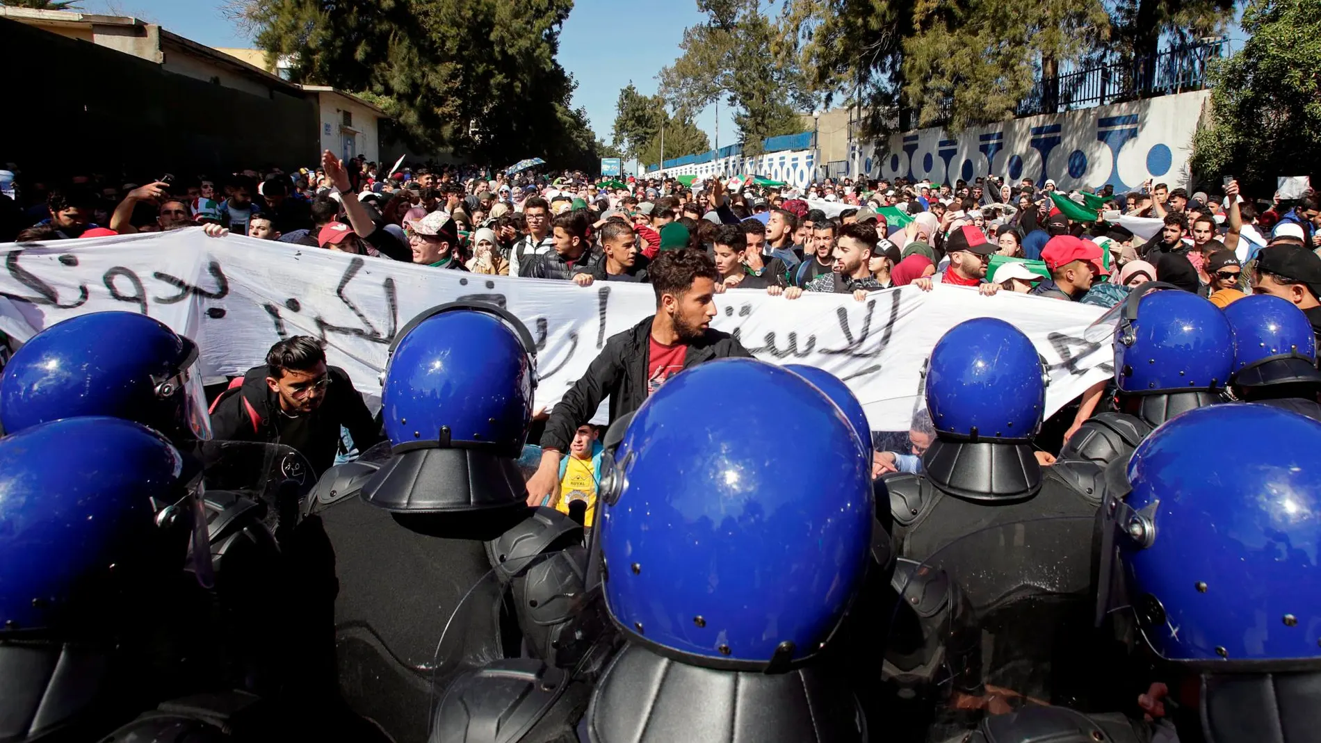 Estudiantes se manifiestan contra Abdelaziz Buteflika por su intención de presentarse de nuevo a la reelección en Argelia. REUTERS/Ramzi Boudina