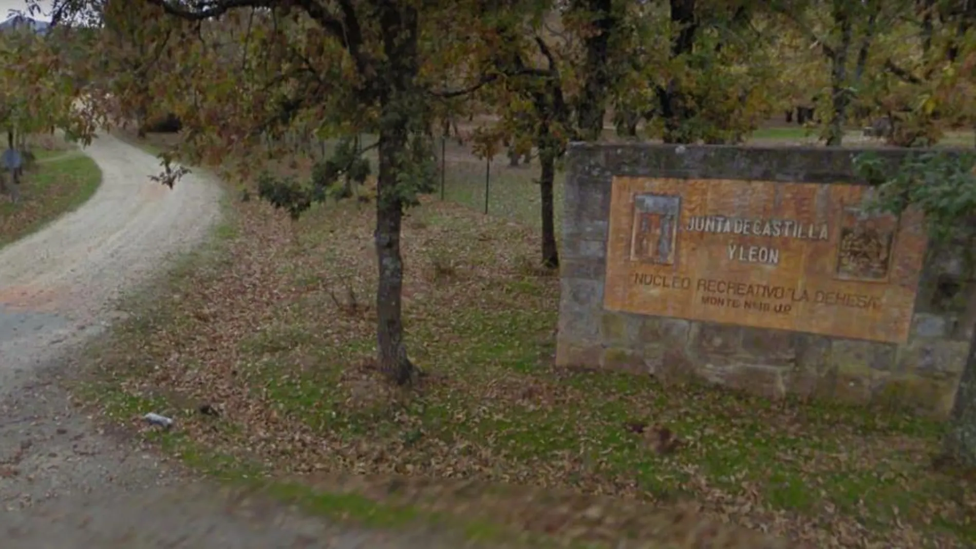 La charca está cerca de la zona recreativa La Dehesa
