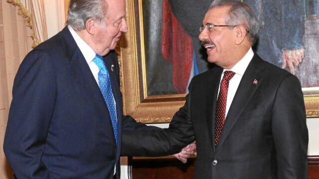 Don Juan Carlos fue recibido por el presidente dominicano, Danilo Medina, antes de su toma de posesión