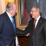 Don Juan Carlos fue recibido por el presidente dominicano, Danilo Medina, antes de su toma de posesión