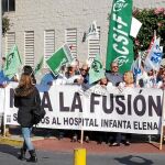 Personal sanitario, ayer, a las puertas del hospital Juan Ramón Jiménez