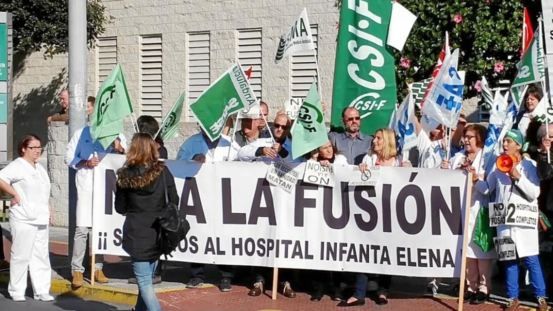 Personal sanitario, ayer, a las puertas del hospital Juan Ramón Jiménez