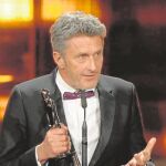 El director de «Cold War», el polaco Pawel Pawlikowski, recoge el galardón / Efe