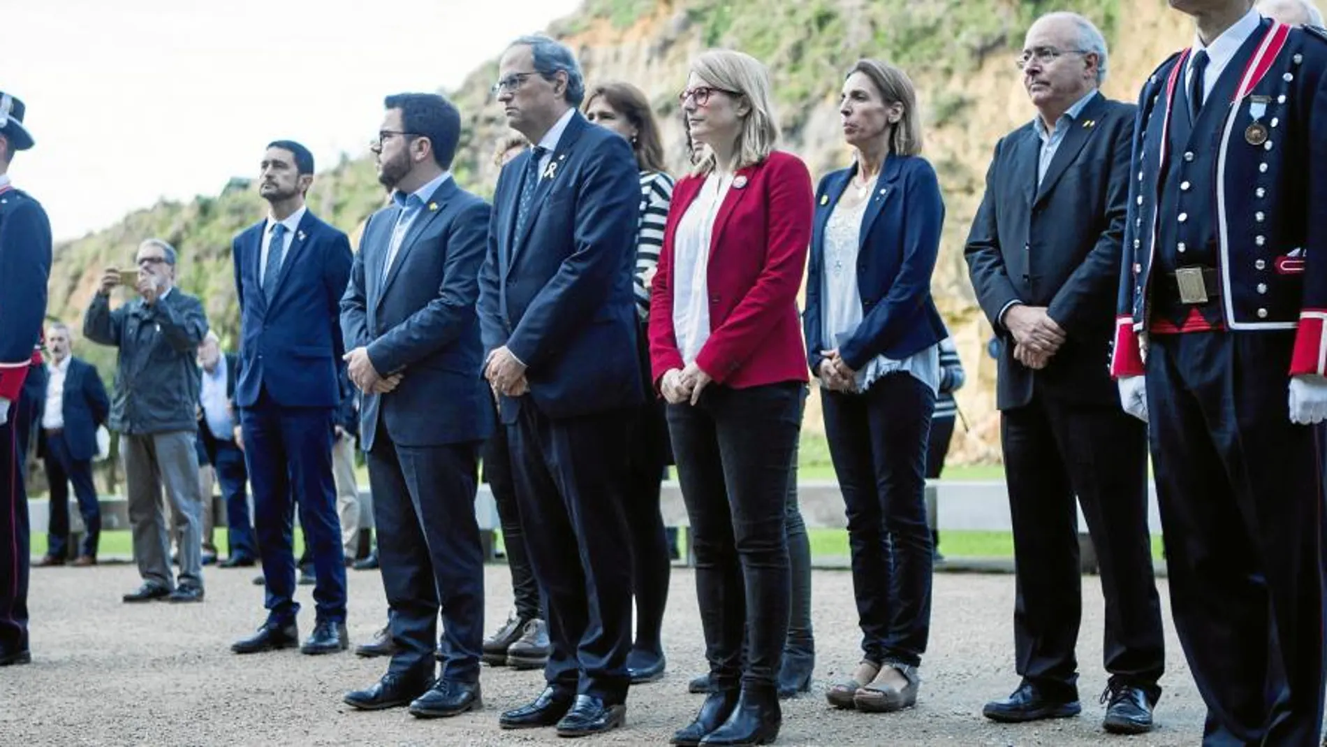 El president de la Generalitat, junto con altos cargos del Govern y del Ayuntamiento acudieron ayer al homenaje de Lluís Companys.