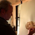 El reconocido pintor vallisoletano ultimando una de sus obras en su estudio