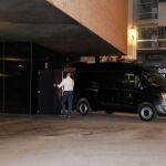 El furgón funerario sale de Caixa Forum Madrid tras la muerte de una mujer. (Foto: Anuska Sandroni)