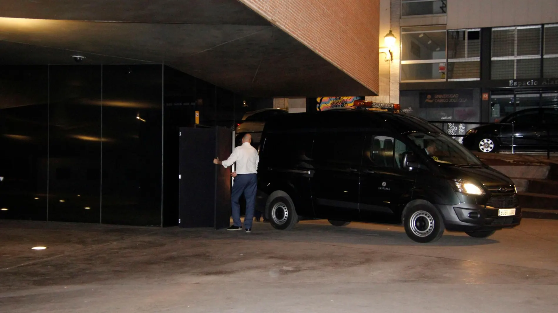 El furgón funerario sale de Caixa Forum Madrid tras la muerte de una mujer. (Foto: Anuska Sandroni)