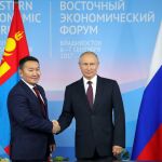El presidente ruso Vladimir Putin (d) posa junto al presidente de Mongolia Khaltmaa Battulga (i) antes de una reunión bilateral en el marco del Foro Económico Oriental.