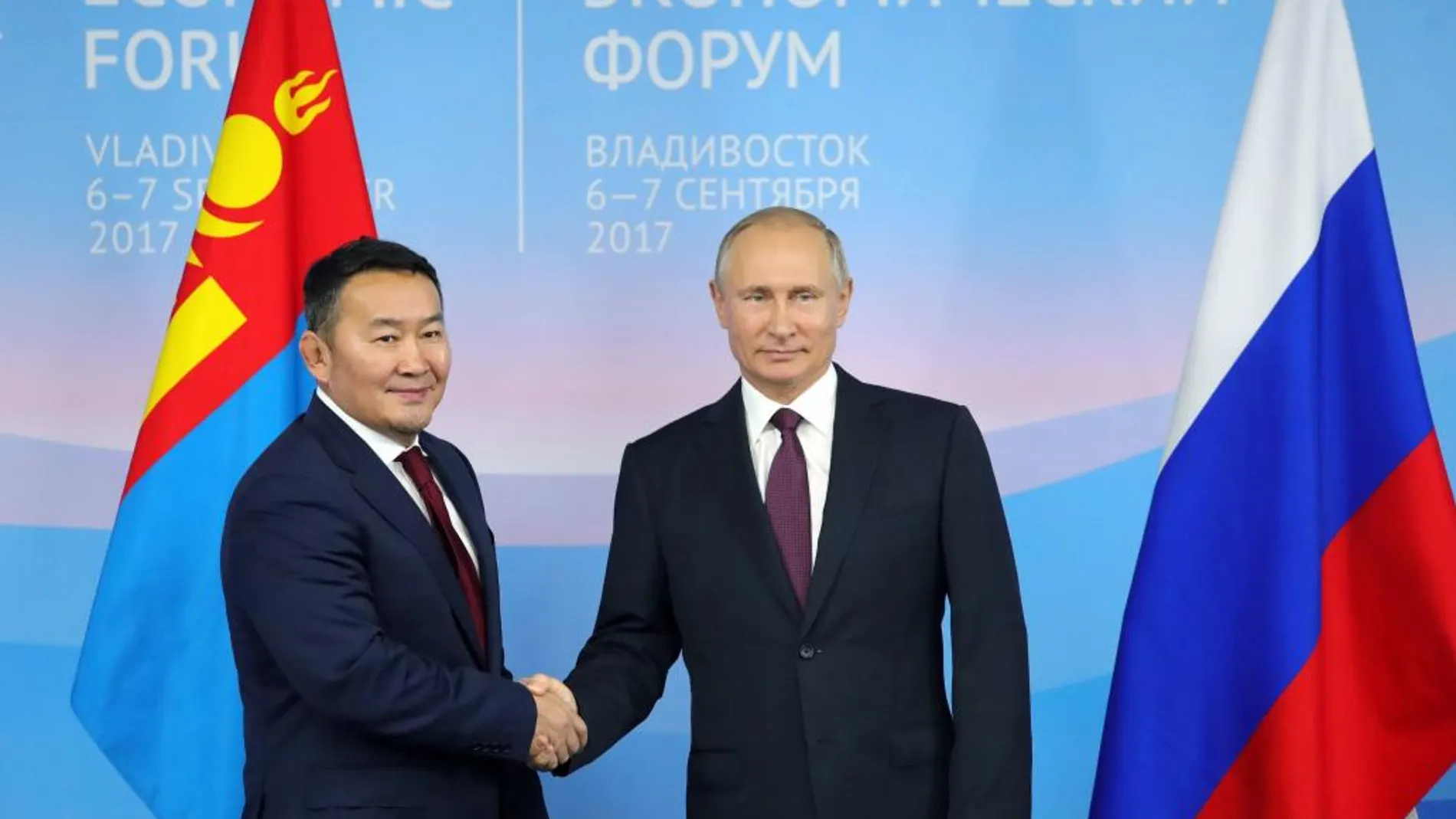El presidente ruso Vladimir Putin (d) posa junto al presidente de Mongolia Khaltmaa Battulga (i) antes de una reunión bilateral en el marco del Foro Económico Oriental.
