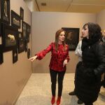 La presidenta de las Cortes, Silvia Clemente, recorre la muestra junto a la artista plástica