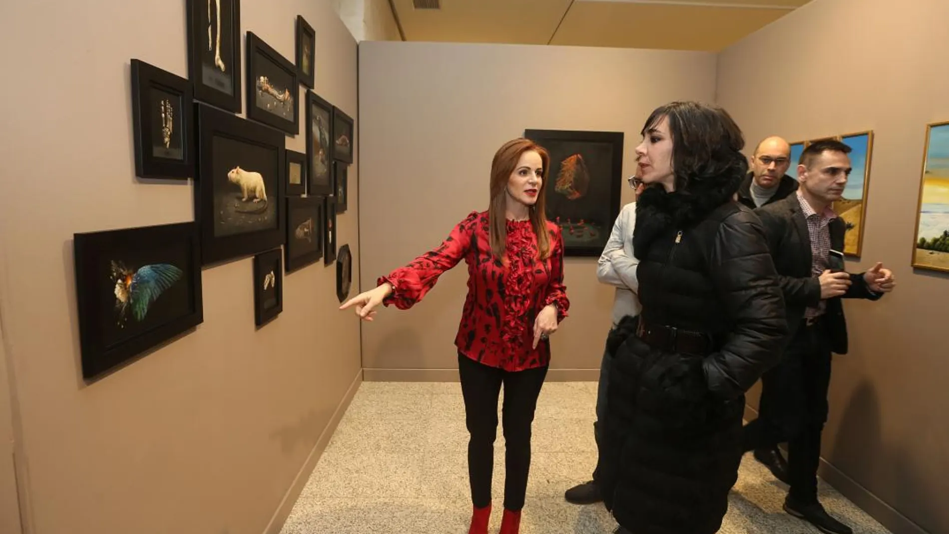 La presidenta de las Cortes, Silvia Clemente, recorre la muestra junto a la artista plástica