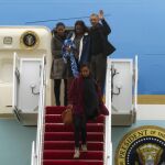 Barack Obama, acompañado por su familia, desciende del Air Force One en la base de Andrews
