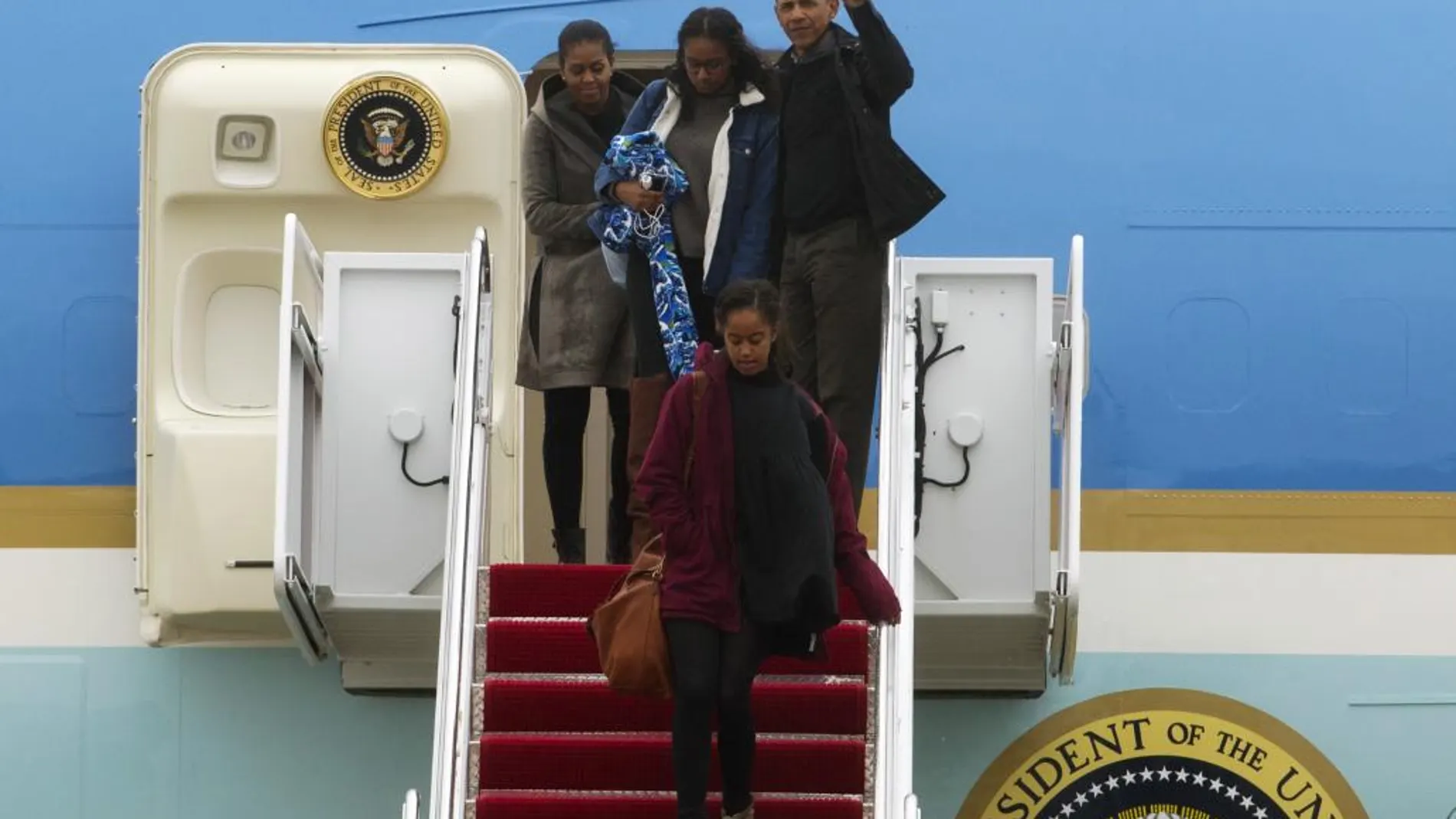 Barack Obama, acompañado por su familia, desciende del Air Force One en la base de Andrews
