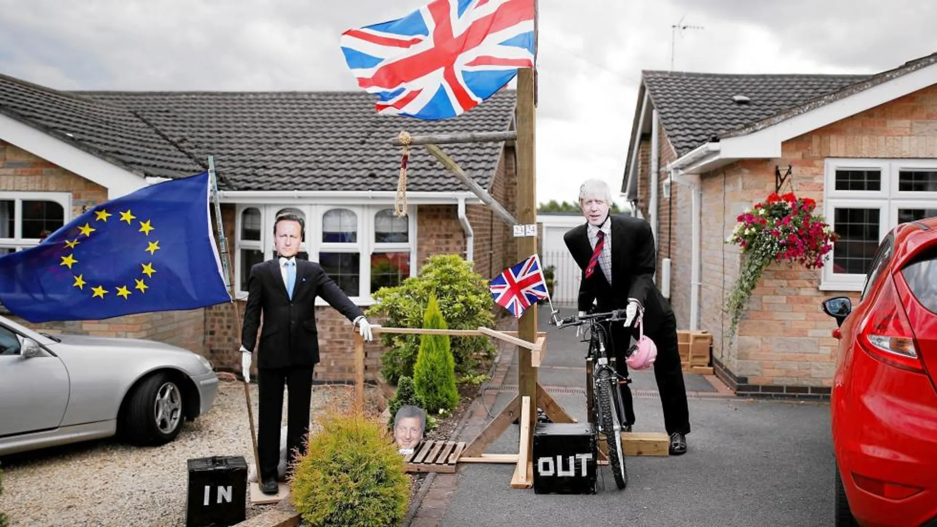 La fiesta de espantapájaros  que se celebra en Heather homenajeó a las dos principales figuras de referéndum: al ex primer ministro británico, David Cameron, y al nuevo ministro de Asuntos Exteriores, Boris Johnson