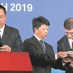 El presidente rotatorio de Huawei conversa con el socio Glen Nager mientras el jefe legal de la compañia comparece ante la Prensa ayer en Shenzhen