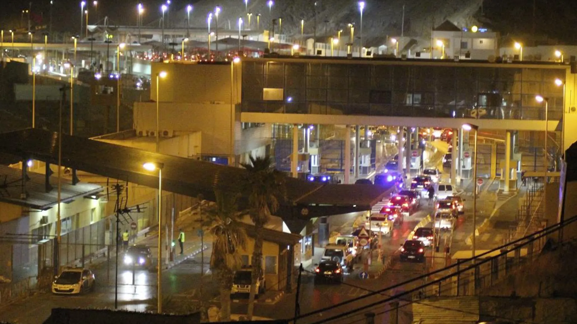 Vista del paso fronterizo del Tarajal de Ceuta con Marruecos, anoche