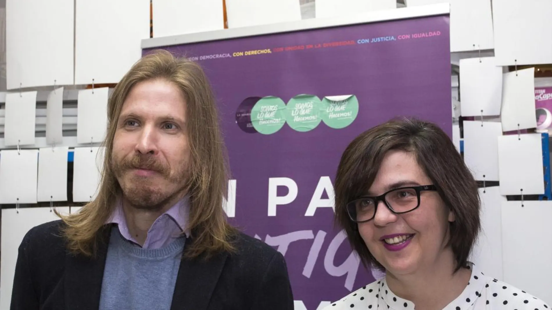 El portavoz de Podemos en las Cortes, Pablo Fernández, y la procuradora de Podemos por Segovia, Natalia del Barrio, ofrecen una rueda de prensa en la capital segoviana
