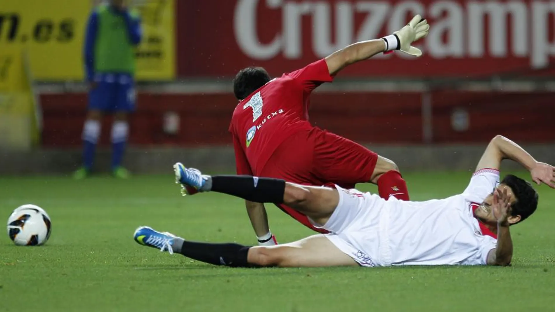 El delantero del Sevilla CF, Jesús Navas (d), lucha el balón con el portero portugués "Beto"Bastos