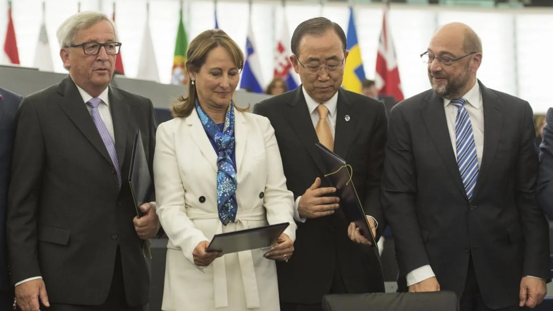 El presidente de la Comisión Europea, Jean-Claude Juncker, la ministra francesa de Ecología, Ségolène Royal, el secretario general de la ONU, Ban Ki-moon, y el presidente del Parlamento Europeo (PE), Martin Schulz