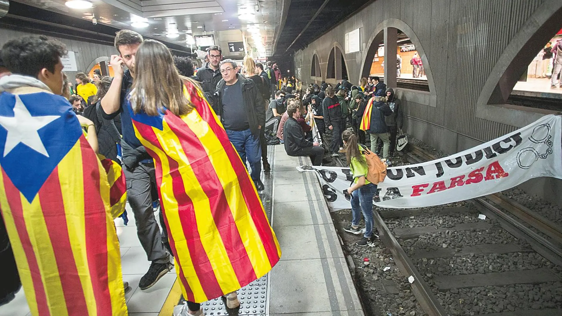 Los CDR ocuparon cuatro vías en la estación de Renfe de Plaza Cataluña, lo que provocó retrasos