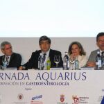 De Izq a dcha: Dr. Enrique de Madaria, de la Unidad de Patología Pancreática del Hospital General Universitario de Alicante y Vocal de la Asociación Española de Gastroenterología, Dr. José B. Cotter, jefe de Servicio de Gastroenterología del Centro Hospitalar do Alto Ave, Guimaraes, de Portugal y vicepresidente de la Sociedade Portuguesa de Gastrenterologia, Javier Aranceta, profesor Asociado de Nutrición Comunitaria de la Universidad de Pamplona y presidente del Comité Científico de la Sociedad Española de Nutrición Comunitaria (SENC), profª. Mª José Devesa, del Servicio de Aparato Digestivo del Hospital Clínico San Carlos de Madrid, Dr. Rafael Urrialde, responsable de Salud y Nutrición Coca-Cola Iberia, y prof. Manuel Díaz-Rubio, catedrático de Medicina de la Universidad Complutense de Madrid y del Servicio de Aparato Digestivo del Hospital Clínico San Carlos de Madrid