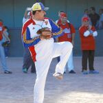 Nicolás Maduro lanza una pelota durante un partido de béisbol, ayer