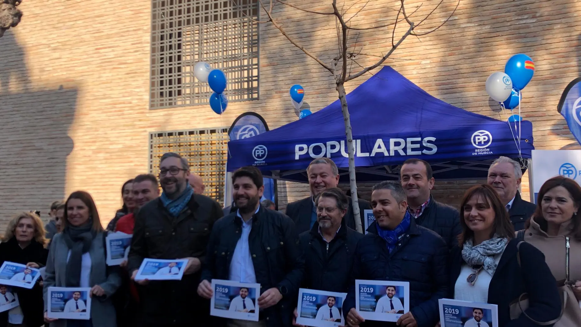 El presidente regional del PP estuvo ayer acompañado por diputados regionales, nacionales y distintos miembros de la organización en la campaña informativa que se extenderá en las próximas semanas a todos los municipios de la Región