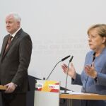La canciller alemana y líder de la Unión Cristianodemócrata (CDU) , Angela Merkel (d), y el presidente de la bávara Unión Socialcristiana (CSU), Horst Seehofer (i), ofrecen una rueda de prensa conjunta en Berlín (Alemania)