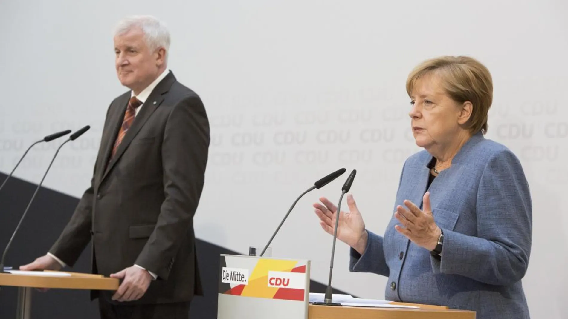 La canciller alemana y líder de la Unión Cristianodemócrata (CDU) , Angela Merkel (d), y el presidente de la bávara Unión Socialcristiana (CSU), Horst Seehofer (i), ofrecen una rueda de prensa conjunta en Berlín (Alemania)