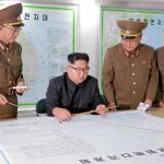 El líder norcoreano Kim Jong Un inspecciona los planes de lanzamiento de misiles hacia la isla de Guam, ayer