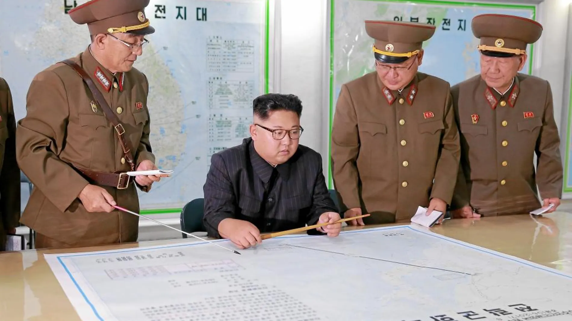 El líder norcoreano Kim Jong Un inspecciona los planes de lanzamiento de misiles hacia la isla de Guam, ayer