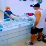 Un niño de 8 años armado con una pistola intenta atracar una joyería en Argentina