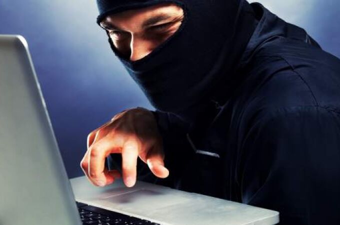 En la imagen, un 'hacker' ejecuta un ciberataque | Fuente: Gtres