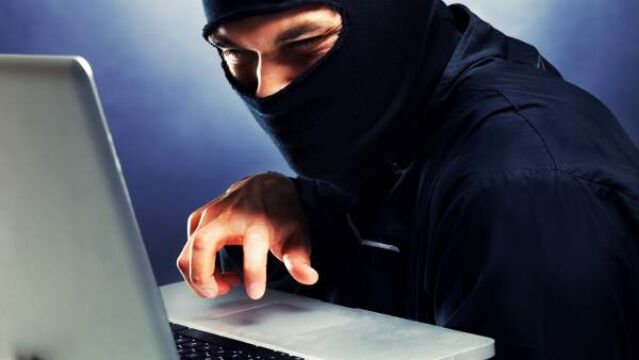 En la imagen, un 'hacker' ejecuta un ciberataque | Fuente: Gtres