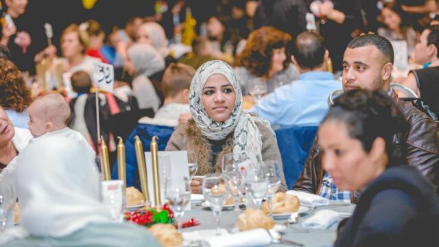 El Palacio Municipal de Congresos ofreció el domingo pasado la quinta edición de «Te invito a cenar», para personas sin hogar, inmigrantes sin familia o personas con problemas de exclusión