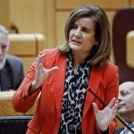 La ministra de Empleo y Seguridad Social, Fátima Báñez, durante el pleno celebrado esta tarde por el Senado